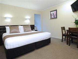 Tudor Court Motor 4*